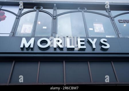 LONDON, MÄRZ 2023: Morleys on Brixton Road, ein großes und altes Kaufhaus mit 4 Etagen Stockfoto