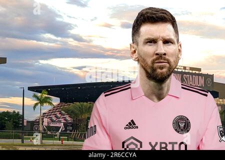 Lionel Messi mit dem Inter Miami Trikot und dem Stadion im Hintergrund. Ein Porträt von Serious Messi. Der beste Fußballspieler. Stockfoto
