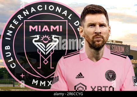 Lionel Messi mit dem Inter Miami Trikot, dem Mannschaftsschild und dem Stadion im Hintergrund. Ein Porträt von Serious Messi. Der beste Fußballspieler. Stockfoto