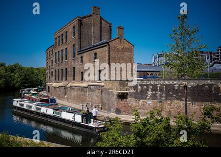 Regents Canal Granary Square Kings Cross London - Neuentwicklung der historischen Gebäude am Kanal bei Coal Drops Yard King's Cross, London Stockfoto