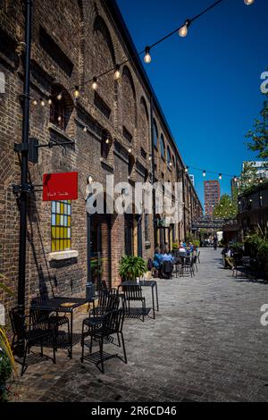 Coal Drops Yard Kings Cross London – Cafés und Geschäfte im unteren Stockwerk des Coal Drops Yard Development im Kings Cross Gebiet London. Stockfoto