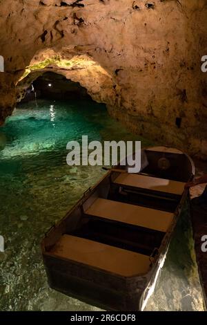 Tapolca Seehöhle in Ungarn neben dem Balaton schöne Abenteuerbootfahrt in der Höhle. Stockfoto