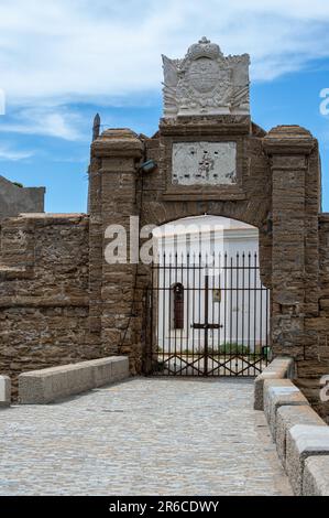 CADIZ, SPANIEN - 30. APRIL 2023: Schloss von Saint Sebastian (San Sebastian) in Cadiz, Spanien am 30. April 2023 Stockfoto