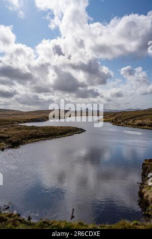 Blick nach Süden auf die Hügel von Harris von der Straße nach Great Bearnera (Bearnaraigh) Stockfoto