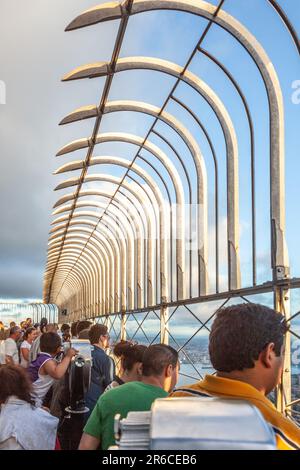 New York, USA - 9. Juli 2010: Besucher genießen die Aussicht auf die Skyline von New York vom Empire State Building. Stockfoto