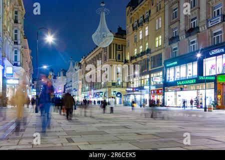 Wien, Österreich - 5. November 2009: Wien - berühmte Graben Straße bei Nacht mit Regenreflexion auf den Kopfsteinpflaster in Wien, Österreich. Stockfoto