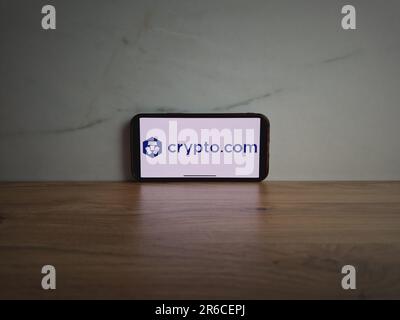 Konskie, Polen - 08. Juni 2023: Crypto.com-Logo für den Austausch von Kryptowährungen wird auf dem Bildschirm des Mobiltelefons angezeigt Stockfoto