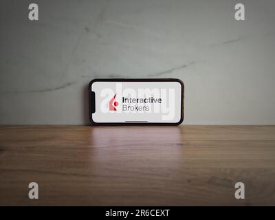 Konskie, Polen - 08. Juni 2023: Logo des Interactive Brokers Brokerage Company wird auf dem Bildschirm des Mobiltelefons angezeigt Stockfoto