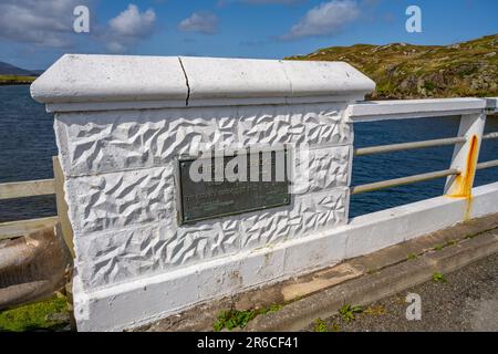 Die alte Brücke über Loch Roag in Richtung Great Bearnera (Beˆrnaraigh M˜r) Stockfoto