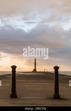 2 Pfosten entlang des Stegs zum Leuchtturm von Tan Y Bwlch, Aberystwyth, Ceredigion, Wales, Großbritannien Stockfoto