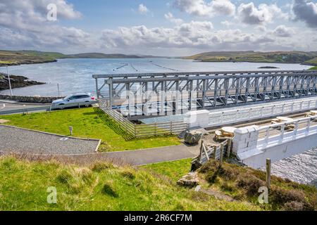 Die neue Brücke und alte Brücke über Loch Roag in Richtung Great Bearnera (Beˆrnaraigh M˜r) Stockfoto