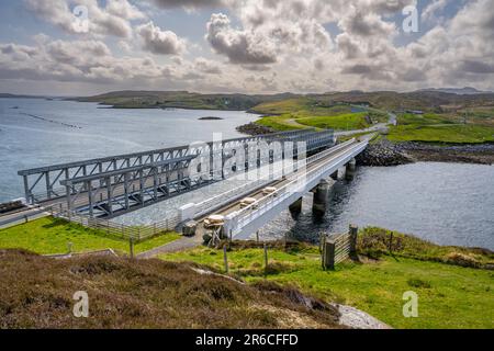 Die neue Brücke und alte Brücke über Loch Roag in Richtung Great Bearnera (Beˆrnaraigh M˜r) Stockfoto