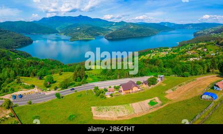 Panoramablick auf den See Bicaz und den Berg Ceahlau in Rumänien, Sommerlandschaft Stockfoto