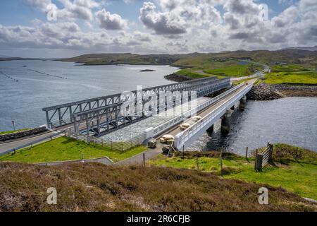 Die neue Brücke und alte Brücke über Loch Roag in Richtung Great Bearnera (Beˆrnaraigh M˜r) Stockfoto