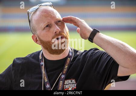 Berlin, Deutschland. 08. Juni 2023. American Football: Europäische Fußballliga, Media Day im Berliner Thunder, Friedrich-Ludwig-Jahn-Sportpark. Cheftrainer Johnny Trottel vom Berlin Thunder schaut seitwärts nach oben. Kredit: Andreas Gora/dpa/Alamy Live News Stockfoto