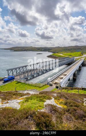 Die neue Brücke und alte Brücke über Loch Roag in Richtung Great Bearnera (Beˆrnaraigh M˜r) Stockfoto