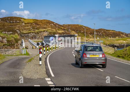 Die neue Brücke und alte Brücke über Loch Roag in Richtung Great Bearnera (Beˆrnaraigh M˜r) Stockfoto