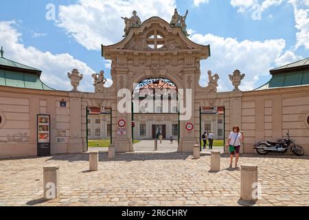 Wien, Österreich - Juni 17 2018: Haupteingang des unteren Belvedere, einem barocken Palast aus dem 18. Jahrhundert. Es ist Teil des Belvedere-Komplexes. Stockfoto