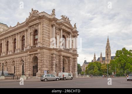 Wien, Osterreich - Juni 17 2018: Burgtheater mit Rathaus dahinter. Stockfoto