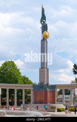 Wien, Österreich - Juni 17 2018: Das Heldendenkmal der Roten Armee gegenüber dem Brunnen „Hochstrahlbrunnen“. Stockfoto