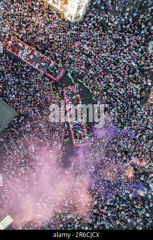 London, Großbritannien. 08. Juni 2023. Während der West Ham United Trophy Parade fahren die Busse nach ihrem Finalgewinn der UEFA Europa Conference League in Stratford am 8. 2023. Juni in London, Großbritannien, vorbei am Boleyn Pub und an der Statue der Weltmeisterschafter in der Nähe des ehemaligen Stadions, dem Boleyn Ground. (Foto: Daniel Chesterton/phcimages.com) Kredit: PHC Images/Alamy Live News Stockfoto