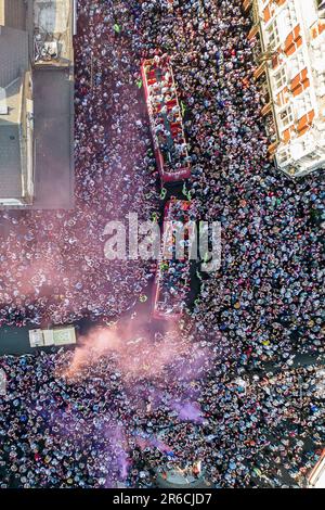 London, Großbritannien. 08. Juni 2023. Während der West Ham United Trophy Parade fahren die Busse nach ihrem Finalgewinn der UEFA Europa Conference League in Stratford am 8. 2023. Juni in London, Großbritannien, vorbei am Boleyn Pub und an der Statue der Weltmeisterschafter in der Nähe des ehemaligen Stadions, dem Boleyn Ground. (Foto: Daniel Chesterton/phcimages.com) Kredit: PHC Images/Alamy Live News Stockfoto