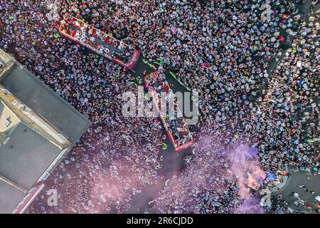 London, Großbritannien. 08. Juni 2023. Während der West Ham United Trophy Parade fahren die Busse nach ihrem Finalgewinn der UEFA Europa Conference League in Stratford am 8. 2023. Juni in London, Großbritannien, vorbei am Boleyn Pub und an der Statue der Weltmeisterschafter in der Nähe des ehemaligen Stadions, dem Boleyn Ground. (Foto: Daniel Chesterton/phcimages.com) Kredit: PHC Images/Alamy Live News Stockfoto