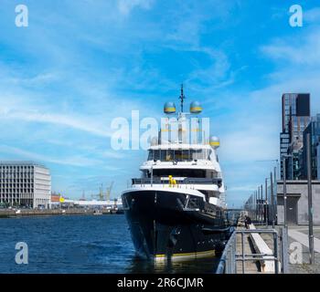 The Scout, eine $85 Millionen Dollar teure Superyacht im Besitz von James Berwind, liegt hier am Fluss Liffey nahe dem Stadtzentrum von Dublin, Irland. Stockfoto