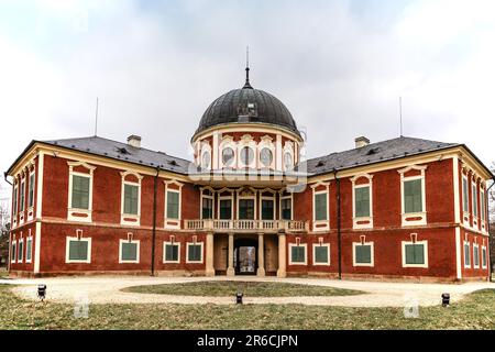 Schloss Veltrusy, barockes Schloss mit großem Park, beliebtes Touristendenkmal, Tschechische Republik. Schöne Residenz auf tschechischer Landschaft mit Repräsentanten Stockfoto