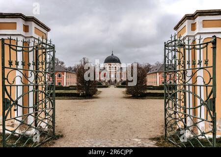 Schloss Veltrusy, barockes Schloss mit großem Park, beliebtes Touristendenkmal, Tschechische Republik. Schöne Residenz auf tschechischer Landschaft mit Repräsentanten Stockfoto