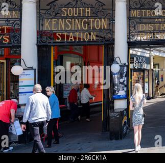 South Kensington, London, ein beliebtes und gehobenes Gebiet bei Sommersonnenschein, das den Eingang zur U-Bahn-Station zeigt Stockfoto