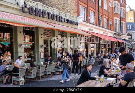 South Kensington, London, ein beliebtes und gehobenes Gebiet bei Sommersonnenschein, mit Comptoir Libanais Stockfoto