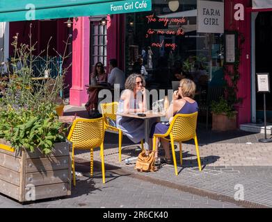 South Kensington, London, ein beliebtes und gehobenes Gebiet bei Sommersonne; Stockfoto