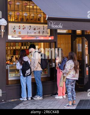 South Kensington, London, ein beliebtes und gehobenes Gebiet bei Sommersonne, das Venchi zeigt Stockfoto