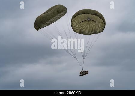 Alaska, USA. 24. Mai 2023. Fracht fiel aus einem KC-130J Super Hercules-Flugzeug mit Fallschirmen in der Malamute Drop Zone während der Übung Kodiak Mace 23 auf der Joint Base Elmendorf-Richardson, Alaska, 30. Mai 2023. Marines mit VMGR-153, VMGR-152 und VMGR-234 reisten aus Hawaii, Texas und Japan, um die Kampfbereitschaft zu verbessern und die taktischen Fähigkeiten während der gemeinsamen Trainingsübung Kodiak Mace 23 in der einzigartigen Umgebung Alaskas zu verbessern. (USA Marinekorps Foto von Sergeant Mitchell Austin) Kredit: USA Marines/ZUMA Press Wire Service/ZUMAPRESS.com/Alamy Live News Stockfoto