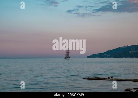 Segelboot im Meer im Abendsonnenlicht. Stockfoto