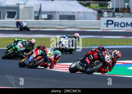 Danilo Petrucci (1.) von Barni Spark Racing Team mit Ducati Panigale V4R und Axel Bassani (2.) von Motocorsa Racong mit Ducati Panigale V4R in Aktion während der FIM SBK Superbike World Championship Pirelli Emilia-Romagna Runde auf dem Misano World Circuit. Stockfoto