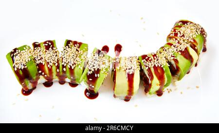 Sushi-Brötchen aus Uroaki mit geräuchertem Aal Unagi, bedeckt mit Avocado und Sesamsamen auf weißem Hintergrund Stockfoto