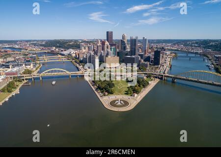 Stadtbild von Pittsburgh. Point State Park Fountain im Hintergrund. Klarer Blauer Himmel. Pennsylvania Stockfoto