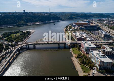 Fort Duquesne Bridge und Pittsburgh Stadtbild im Hintergrund Stockfoto