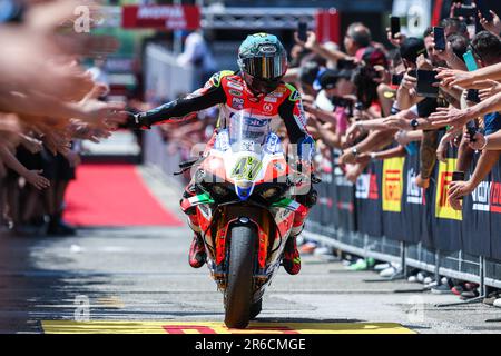 Axel Bassani von Motocorsa Racong mit Ducati Panigale V4R feiert mit Fans während der FIM SBK Superbike World Championship Pirelli Emilia-Romagna Runde auf dem Misano World Circuit. Stockfoto