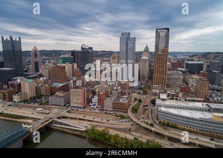 Pittsburgh, Pennsylvania aus der Vogelperspektive. Geschäftsviertel und Fluss im Hintergrund. Wunderschönes Stadtbild. Stockfoto