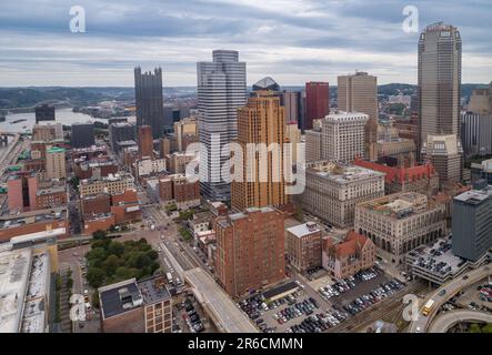 Pittsburgh, Pennsylvania aus der Vogelperspektive. Geschäftsviertel und Fluss im Hintergrund. Wunderschönes Stadtbild. Stockfoto