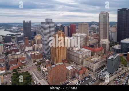 Pittsburgh Downtown in Pennsylvania, USA. Wolkenkratzer im Geschäftsviertel im Hintergrund. Wunderschöne Skyline der Stadt Stockfoto