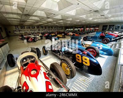 Das Indianapolis Motor Speedway Museum. Im Museum in Indianapolis, Indiana, USA, werden Dutzende von Oldtimer und historischen Rennwagen ausgestellt. Stockfoto