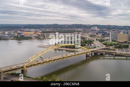 Fort Pitt Bridge in Pittsburgh, Pennsylvania. Monongahela River und Stadtlandschaft im Hintergrund Stockfoto