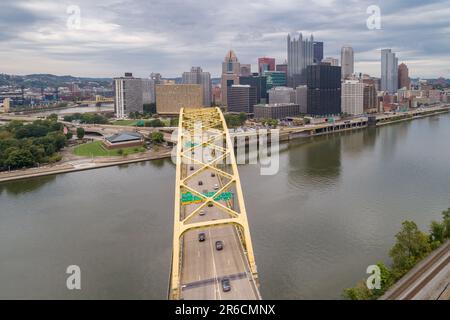 Fort Pitt Bridge in Pittsburgh, Pennsylvania. Monongahela River und Stadtlandschaft im Hintergrund Stockfoto