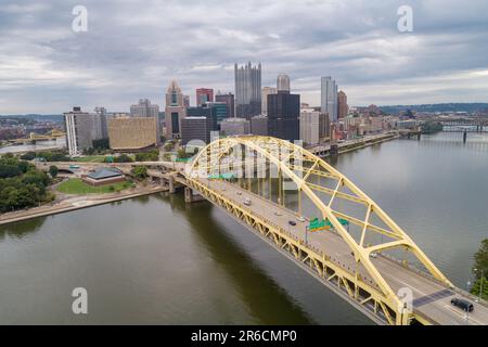 Fort Pitt Bridge in Pittsburgh, Pennsylvania. Monongahela River und Stadtlandschaft im Hintergrund Stockfoto