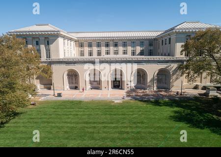 Carnegie Mellon University in Pittsburgh, Pennsylvania. Hochschule der Schönen Künste. Grünes Gras im Vordergrund Stockfoto