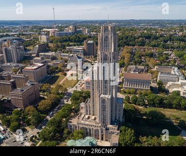 Cathedral of Learning, eine 42-stöckige spätgotische Revival Cathedral, an der University of Pittsburgh. Pittsburgh, USA Stockfoto